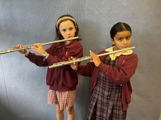 2 girls playing the flute